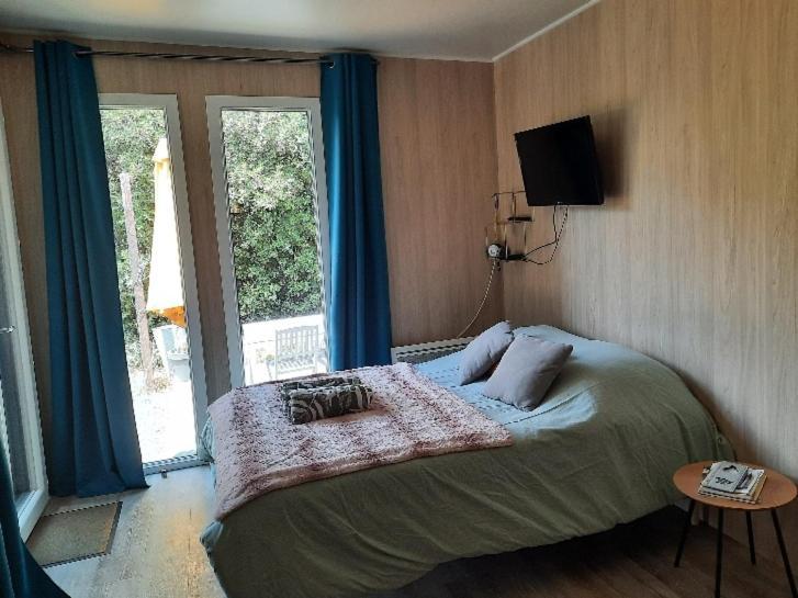 Le Lodge Des Chenes Brousses-et-Villaret الغرفة الصورة